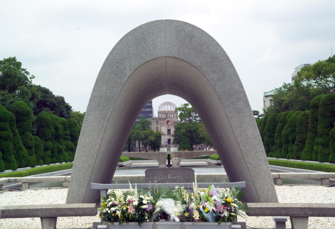 Cenotaph and Atomic Bomb Dome, Peace Memorial Park, Hiroshima, Japan. Kuva: Wikimedia Commons.